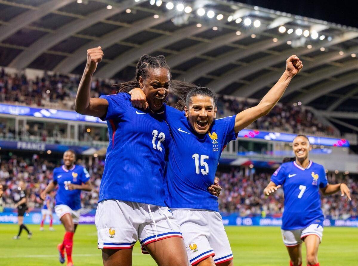 包含当前体坛热点：女足职业比赛引发全球瞩目的词条