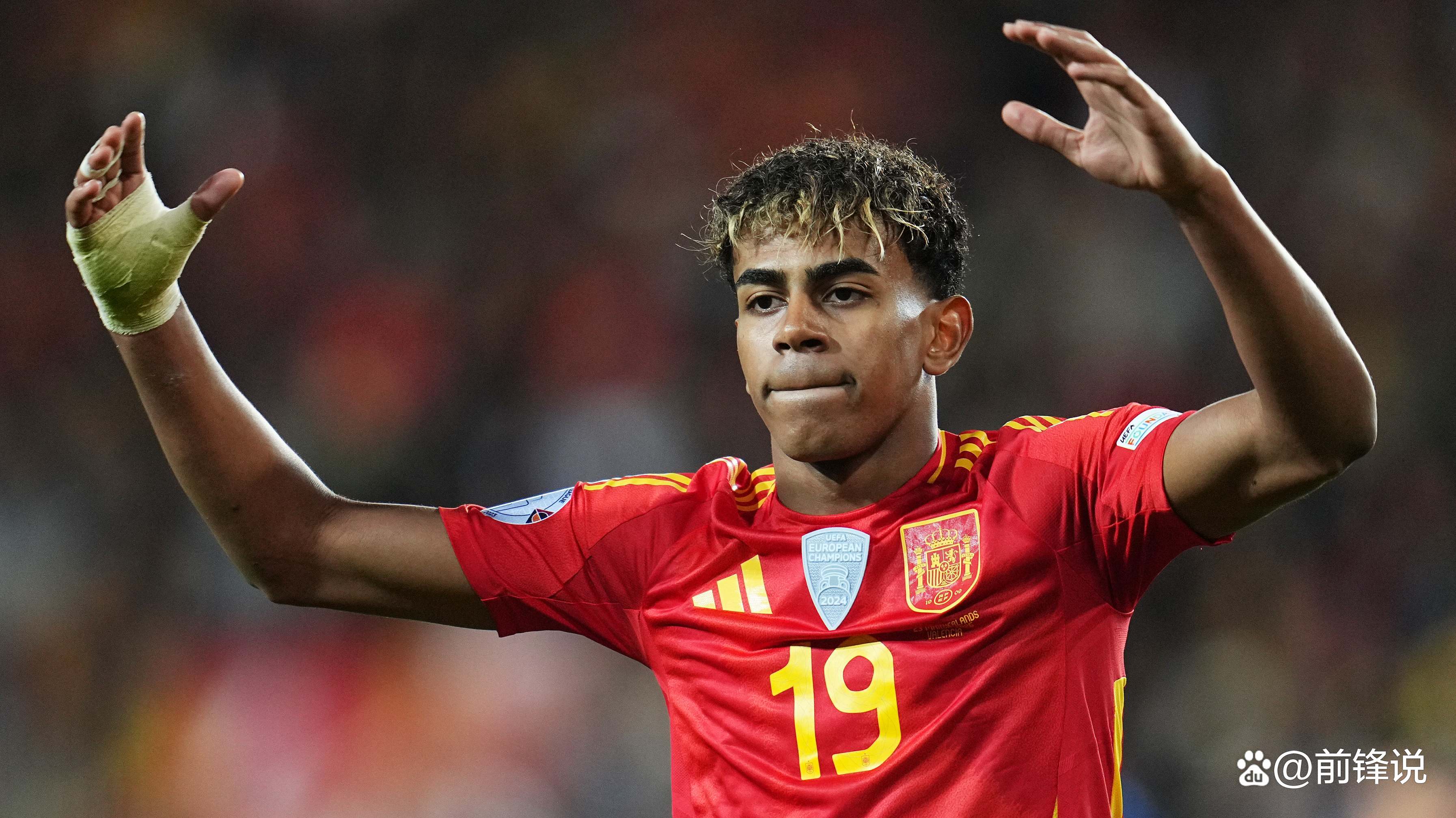  莱万多夫斯基回归赛场，战术调整首场状态亮眼，切尔西观众沸腾！